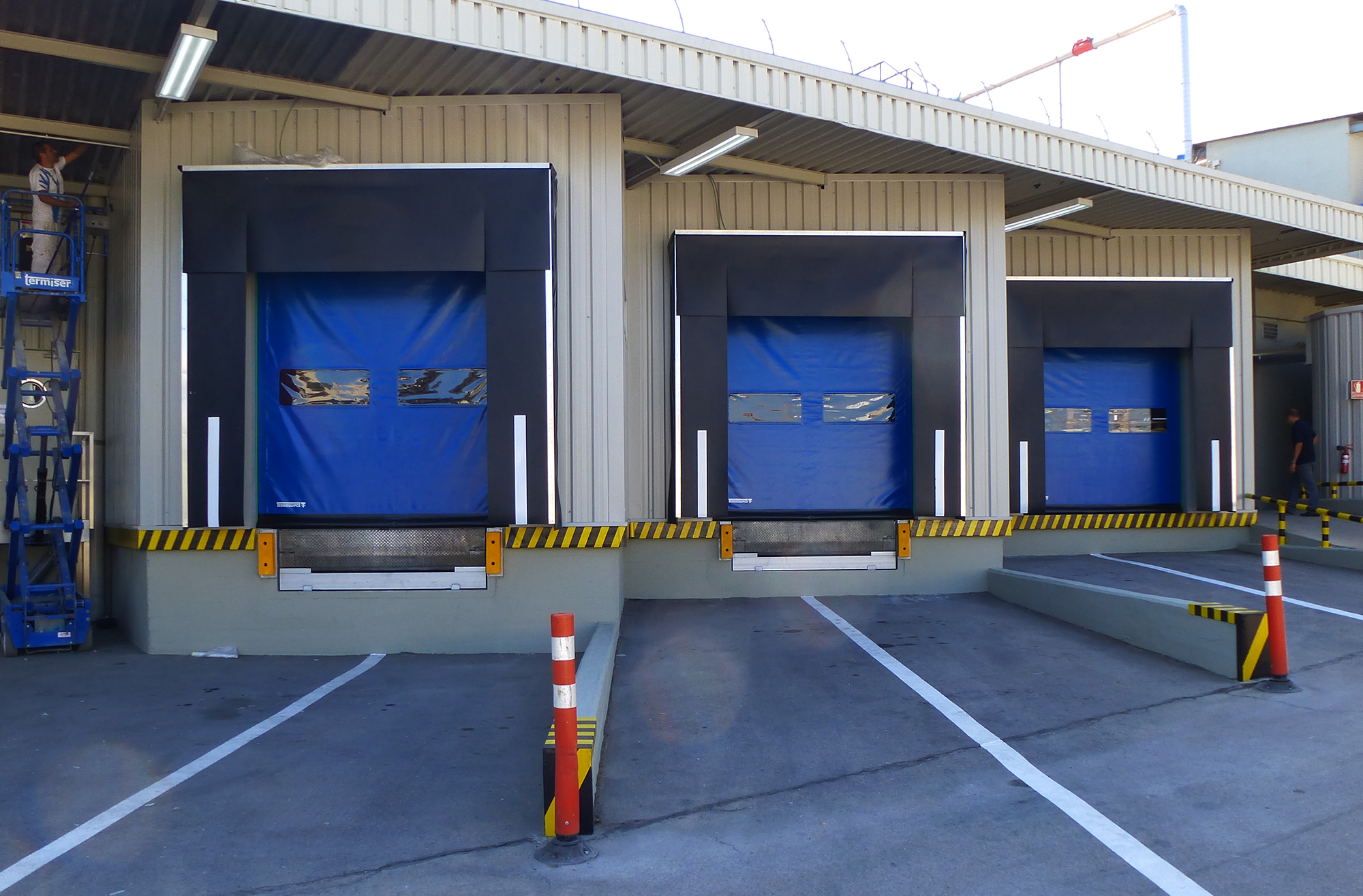 ejecuciones especiales en azul marino bien ejecutadas tras instalación en un almacén de grandes dimensiones en madrid
