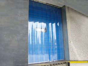 cortina de lamas PVC en una instalación industrial